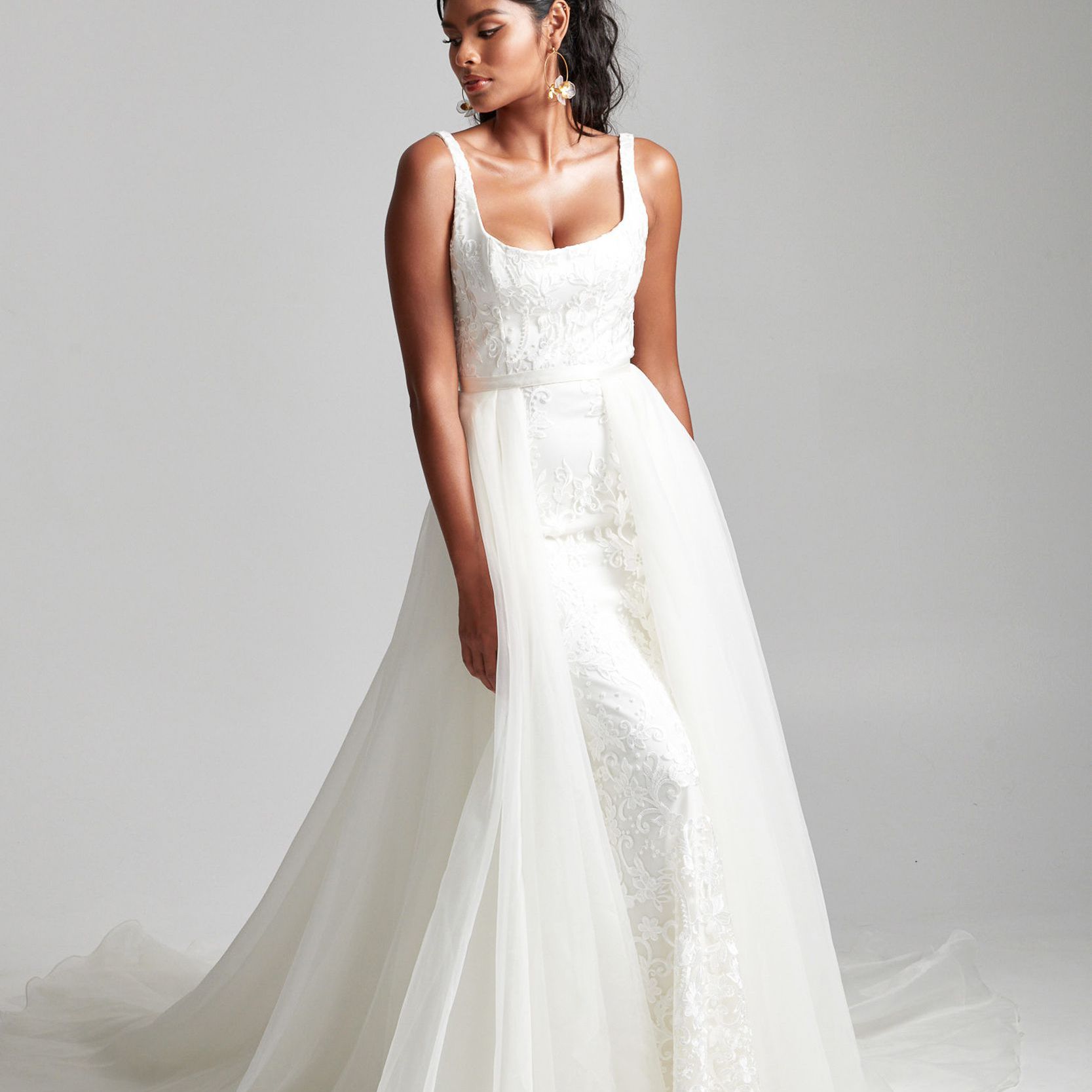 模特在无袖蕾丝婚纱与薄纱裙