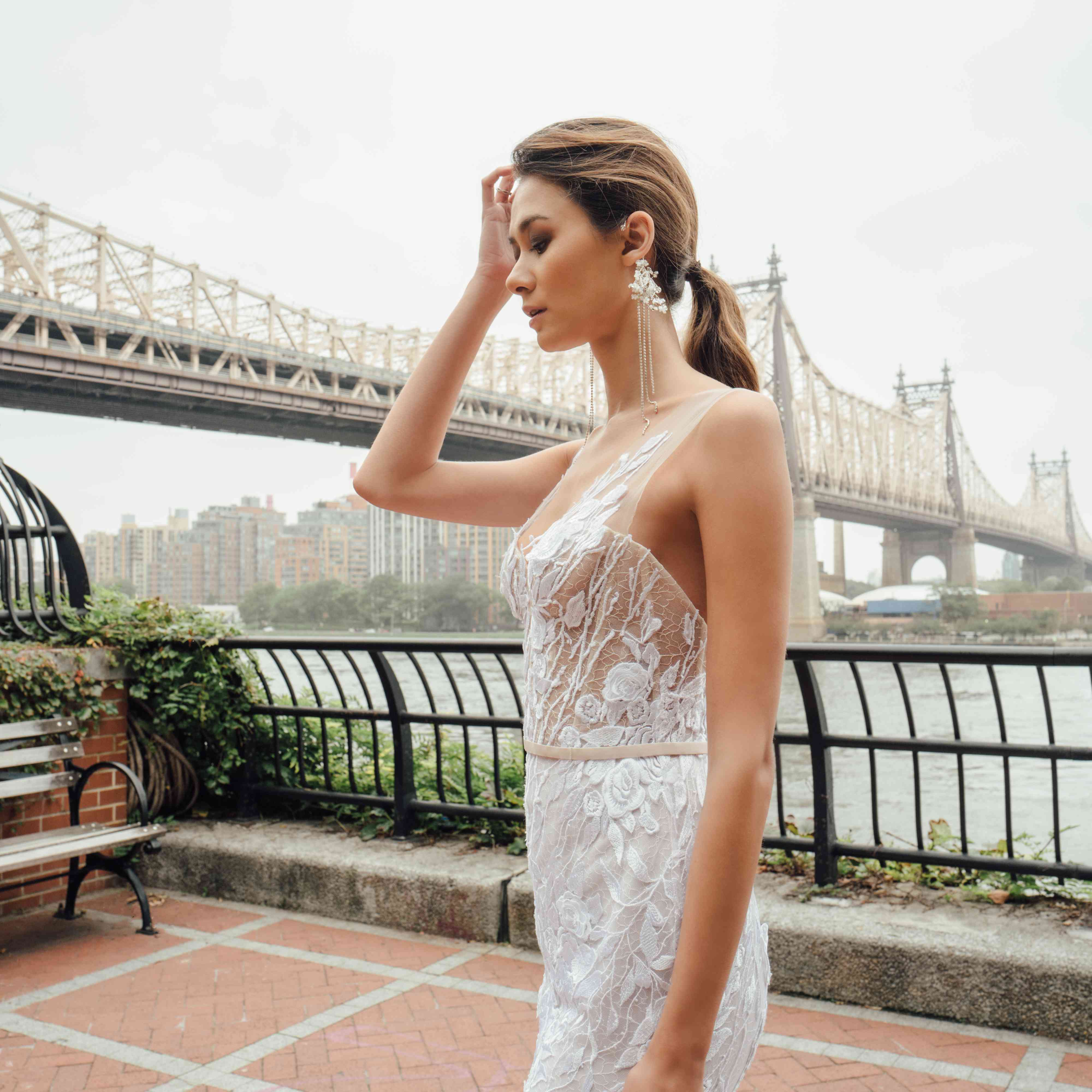 模型的纯粹的美人鱼礼服与葡萄和玫瑰刺绣