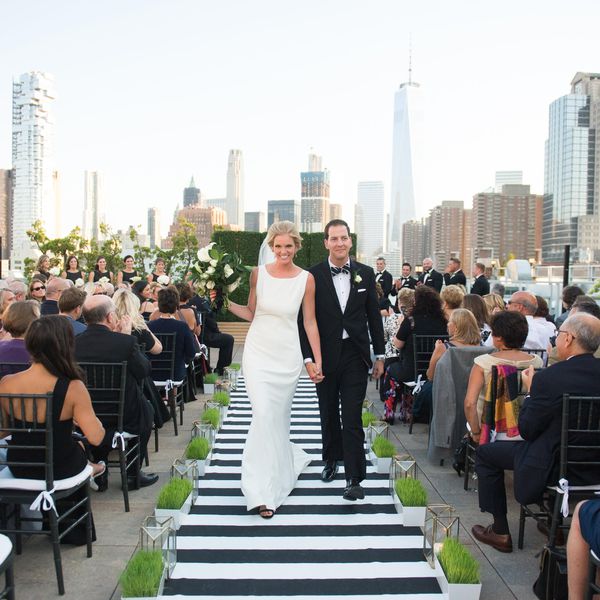 新娘和新郎离开走道“class=