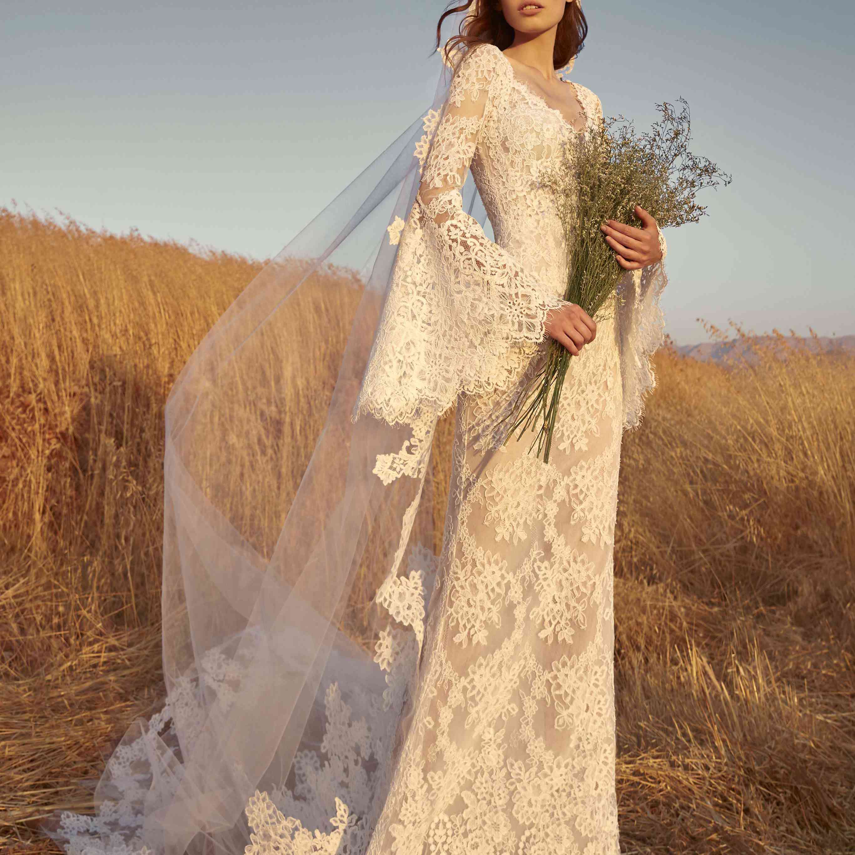 模型在印花布花边鞘礼服贝尔袖子长