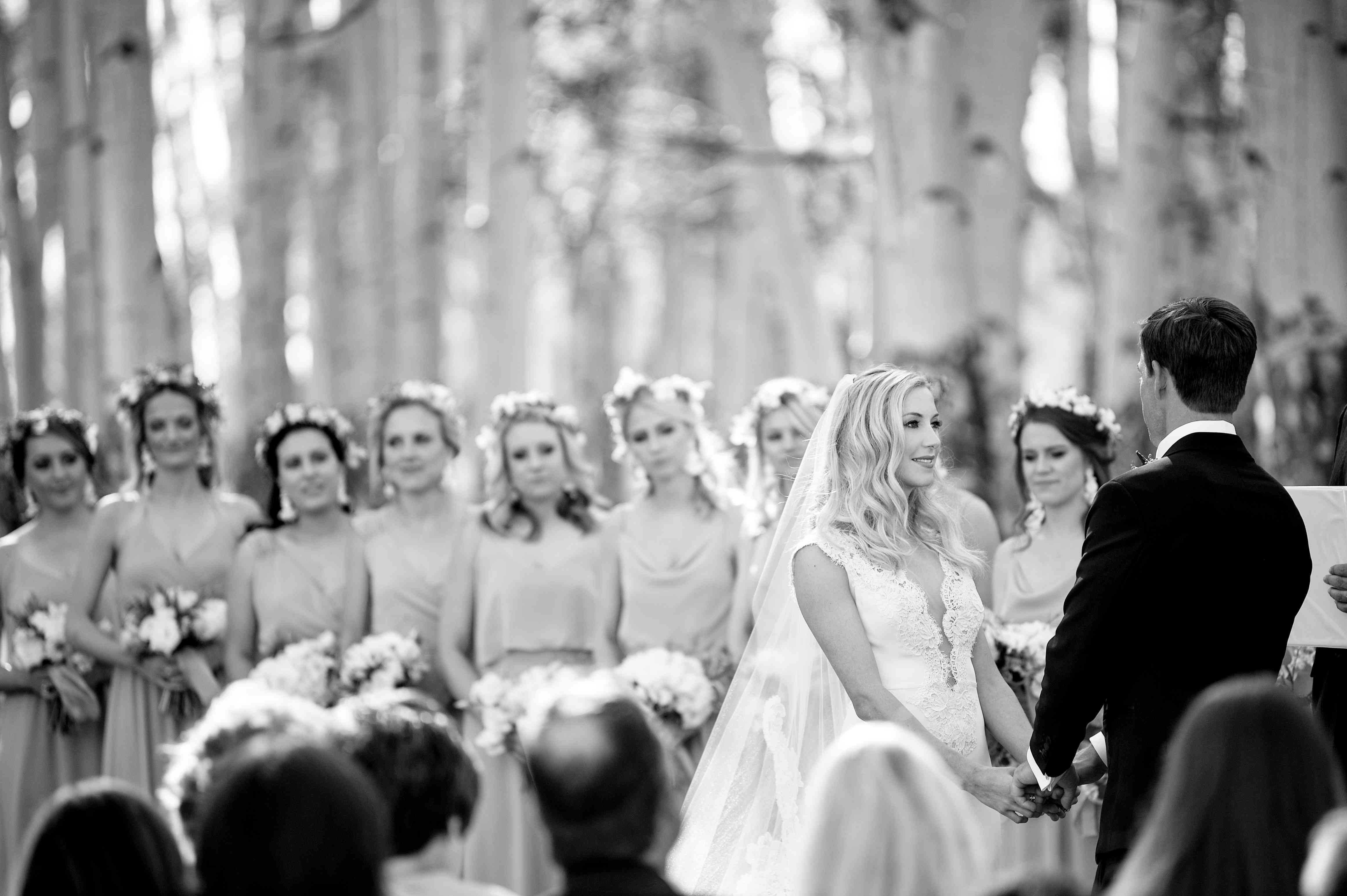 新娘和新郎仪式上牵手