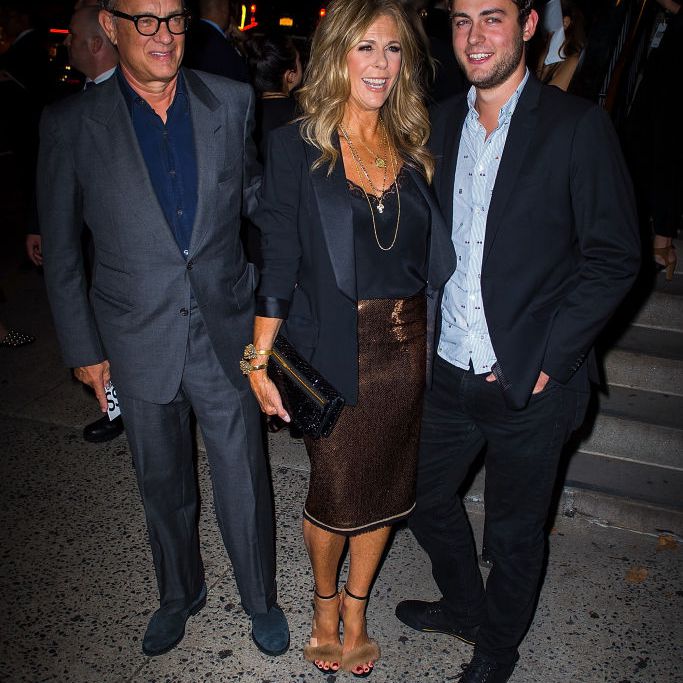 纽约时装周上，汤姆·汉克斯、丽塔·威尔逊和杜鲁门·西奥多·汉克斯出席了汤姆·福特的时装发布会