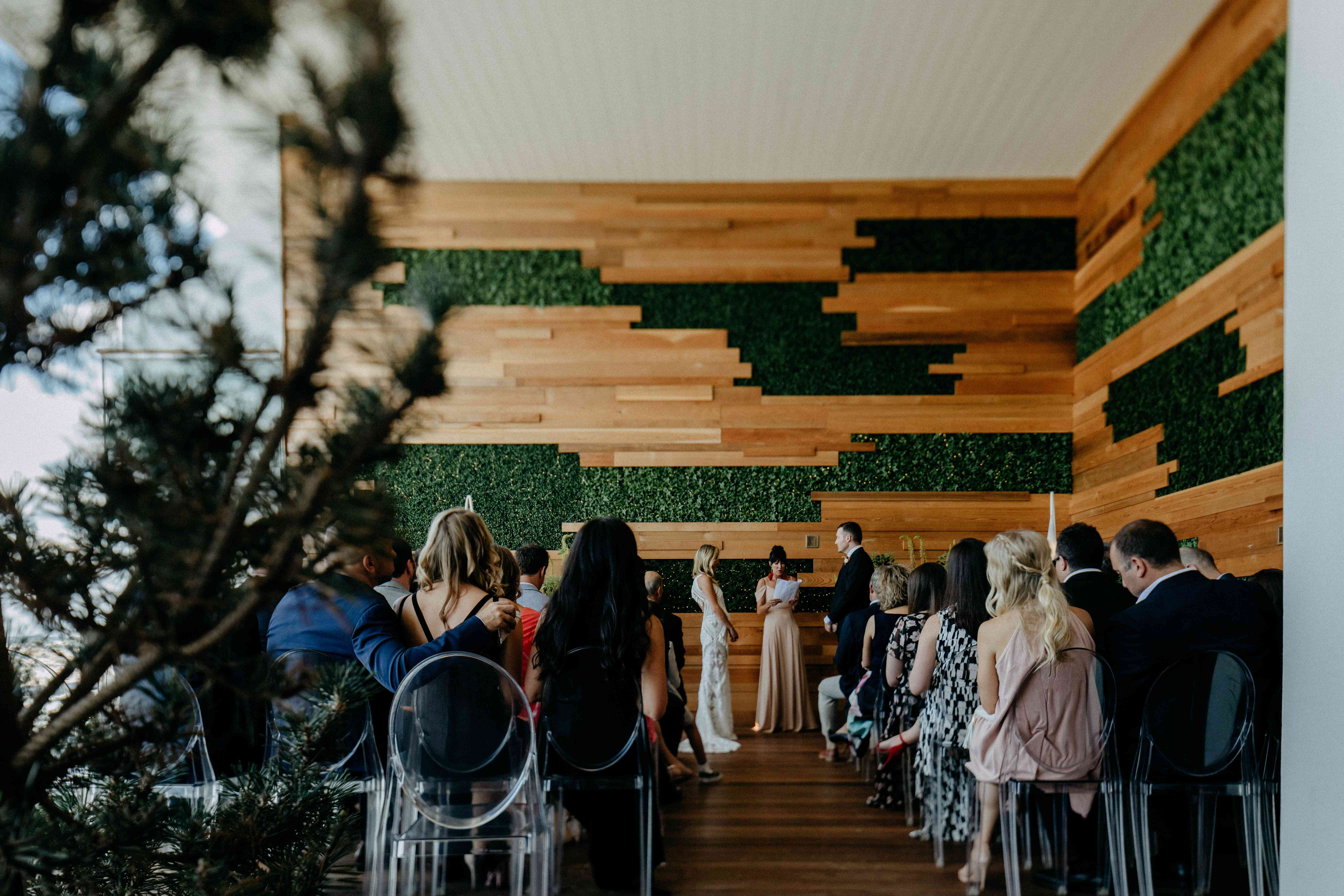 新郎新娘在祭坛前