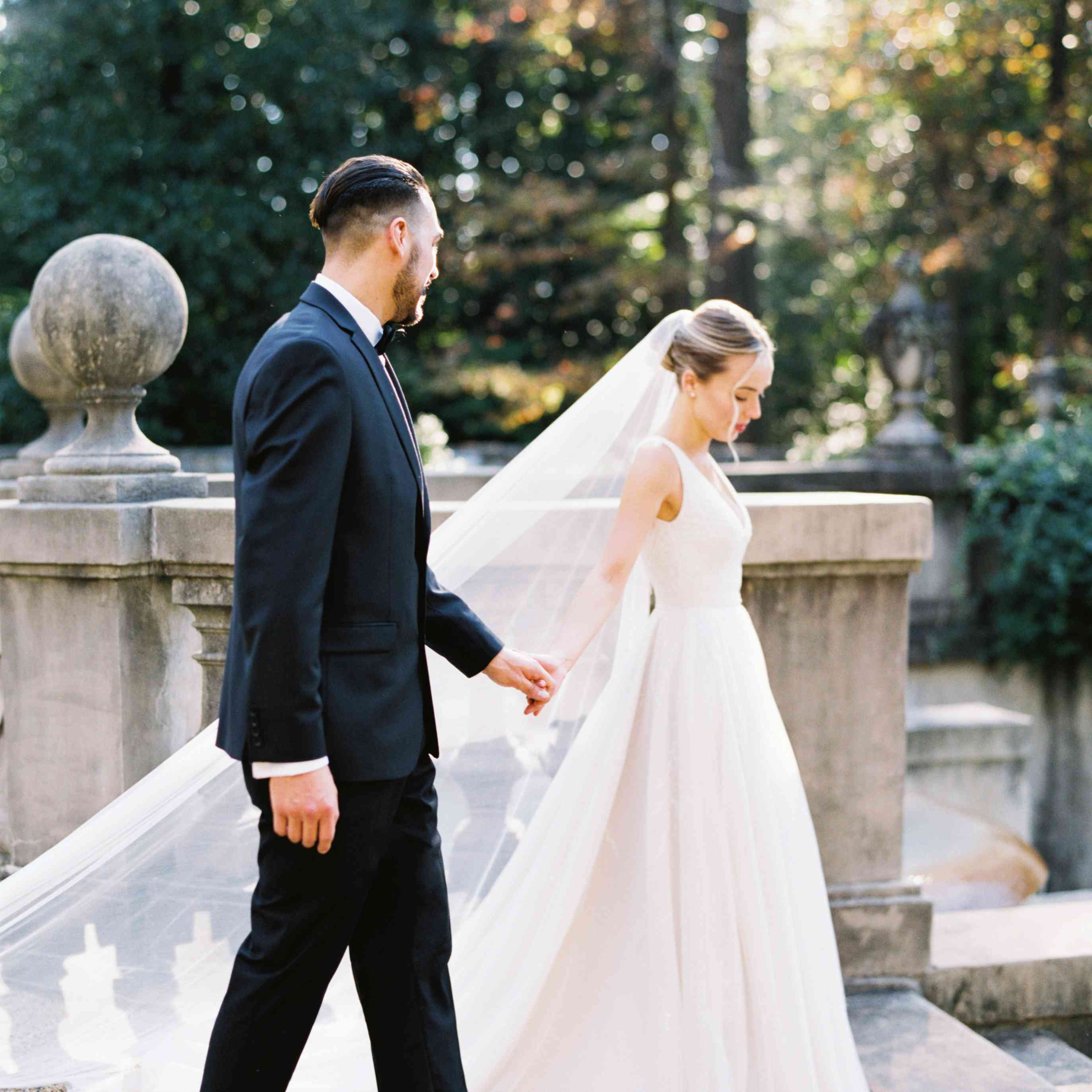 <p新郎新娘牵手</p <br