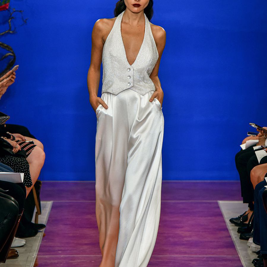 在串珠背心和缎裤子的模型走跑道