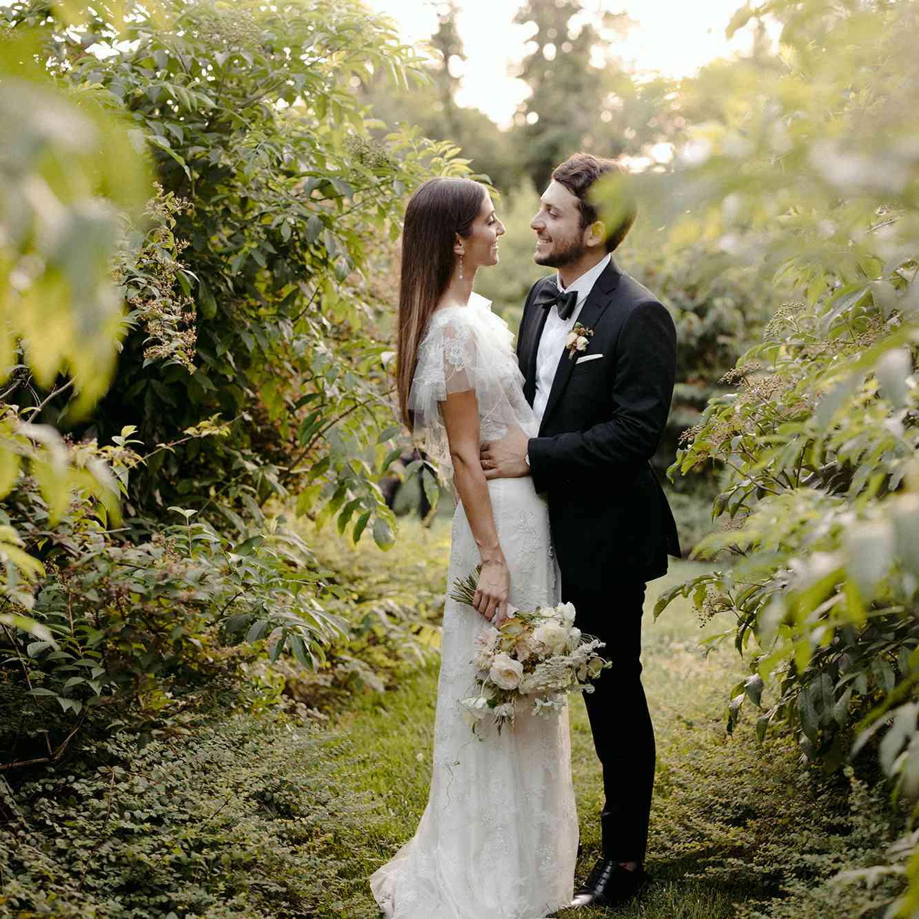 新娘和新郎在外面