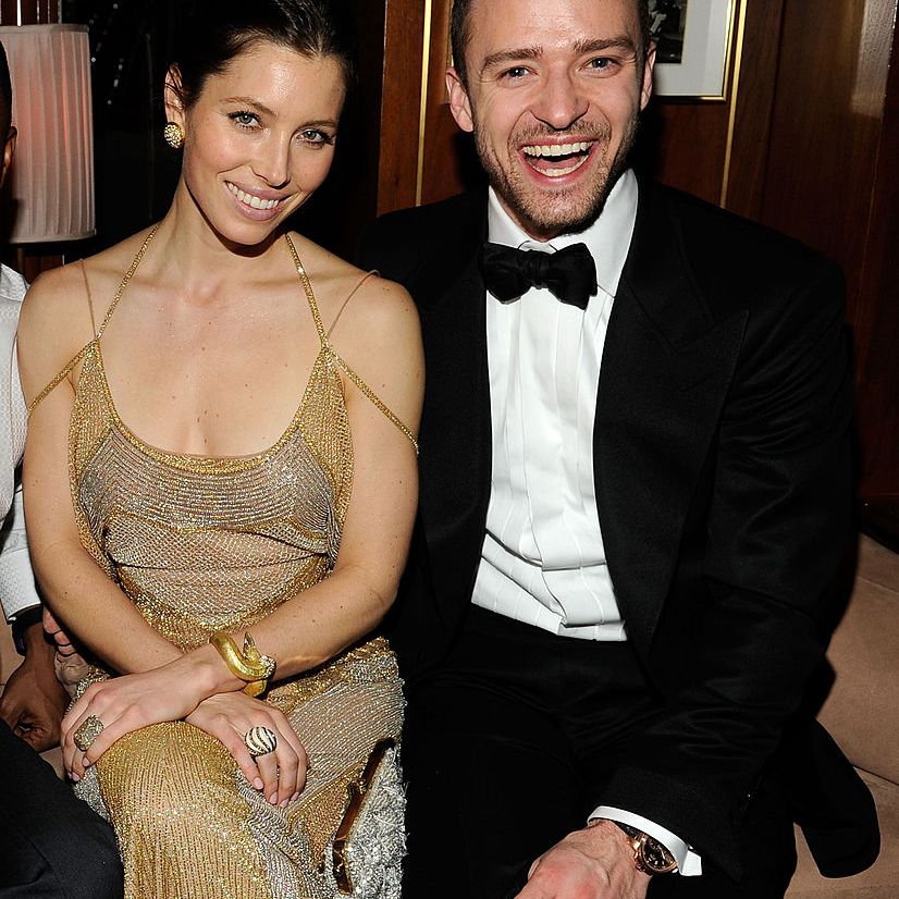 杰西卡·贝尔和贾斯汀·汀布莱克一起坐在派对上