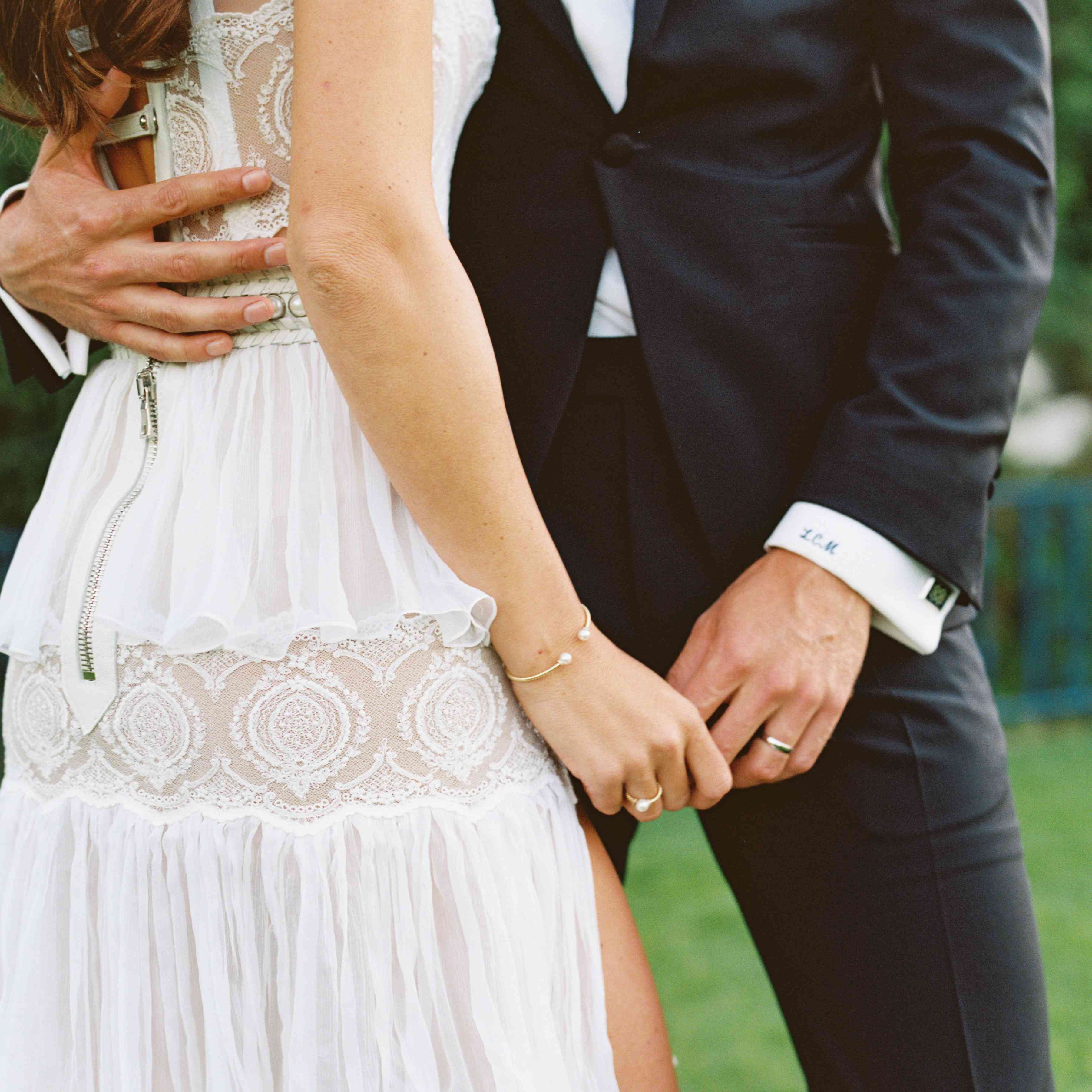 新娘和新郎手牵着手