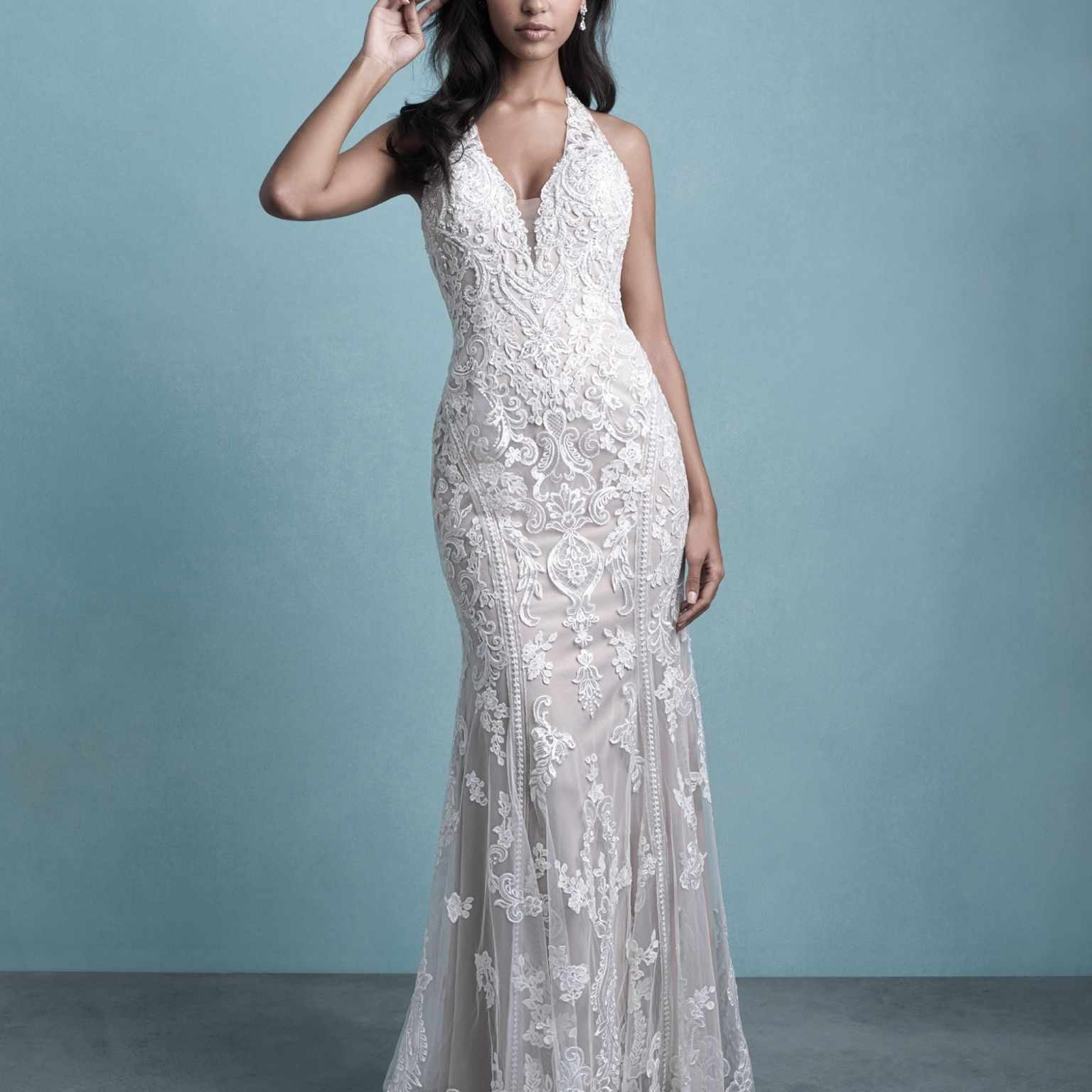 模特穿着用珠子装饰的婚纱