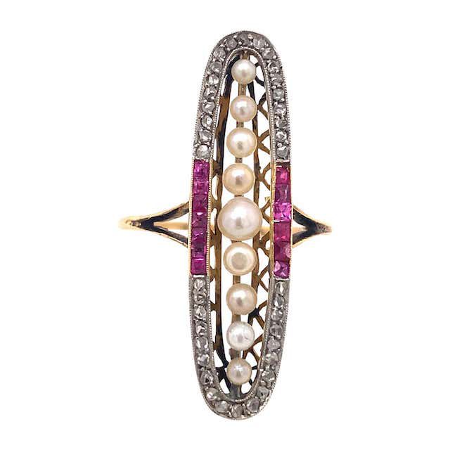 椭圆形装饰戒指，带有珍珠、钻石和红宝石细节