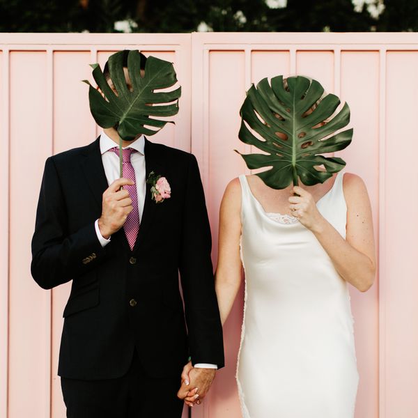 新娘和新郎戴着热带树叶