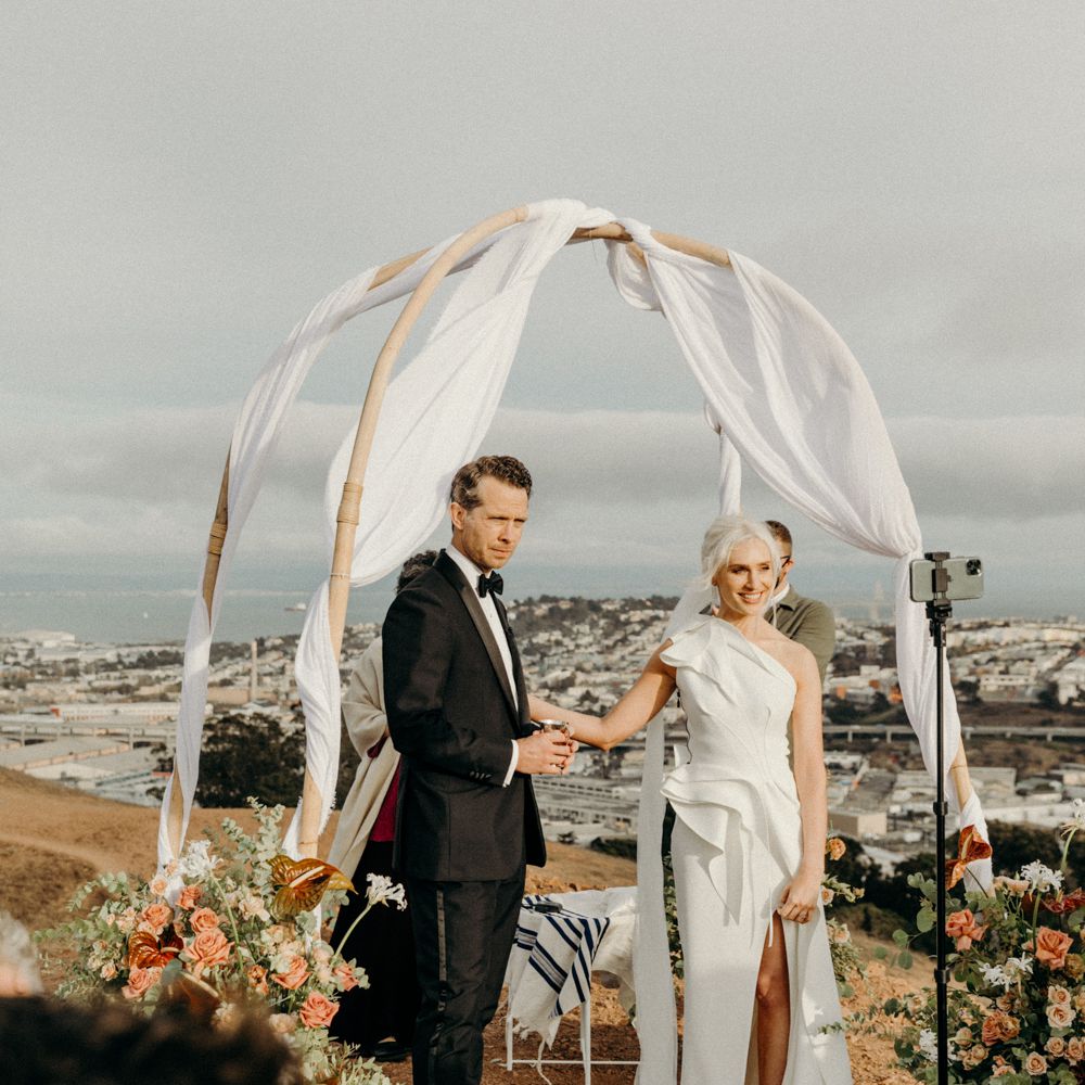 一对夫妇看着iPhone摄像头