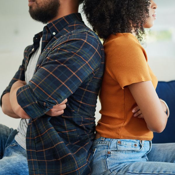 两个人背对彼此