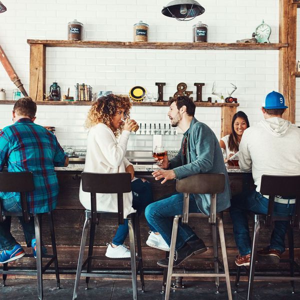 酒吧里的情侣＂class=