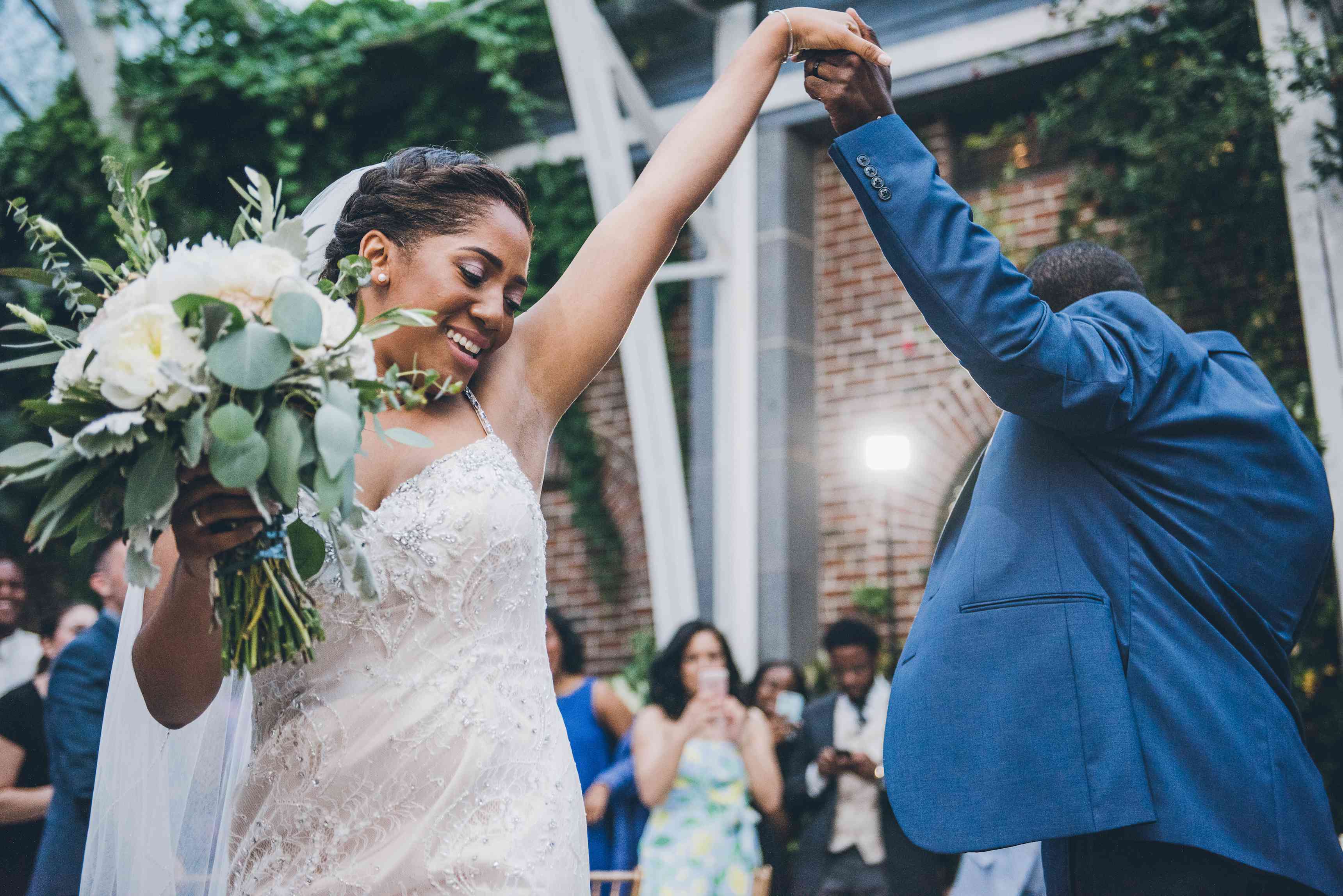 新娘和新郎在婚礼上跳舞