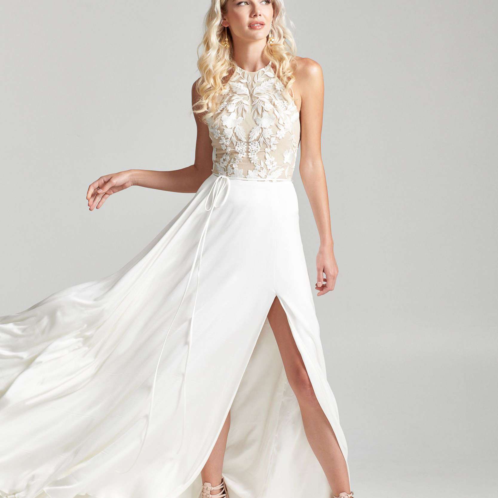 在与侧狭缝高颈袍模型