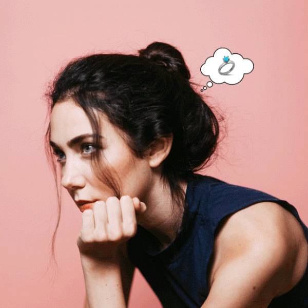 女孩在考虑订婚戒指188bet官网88bet官网