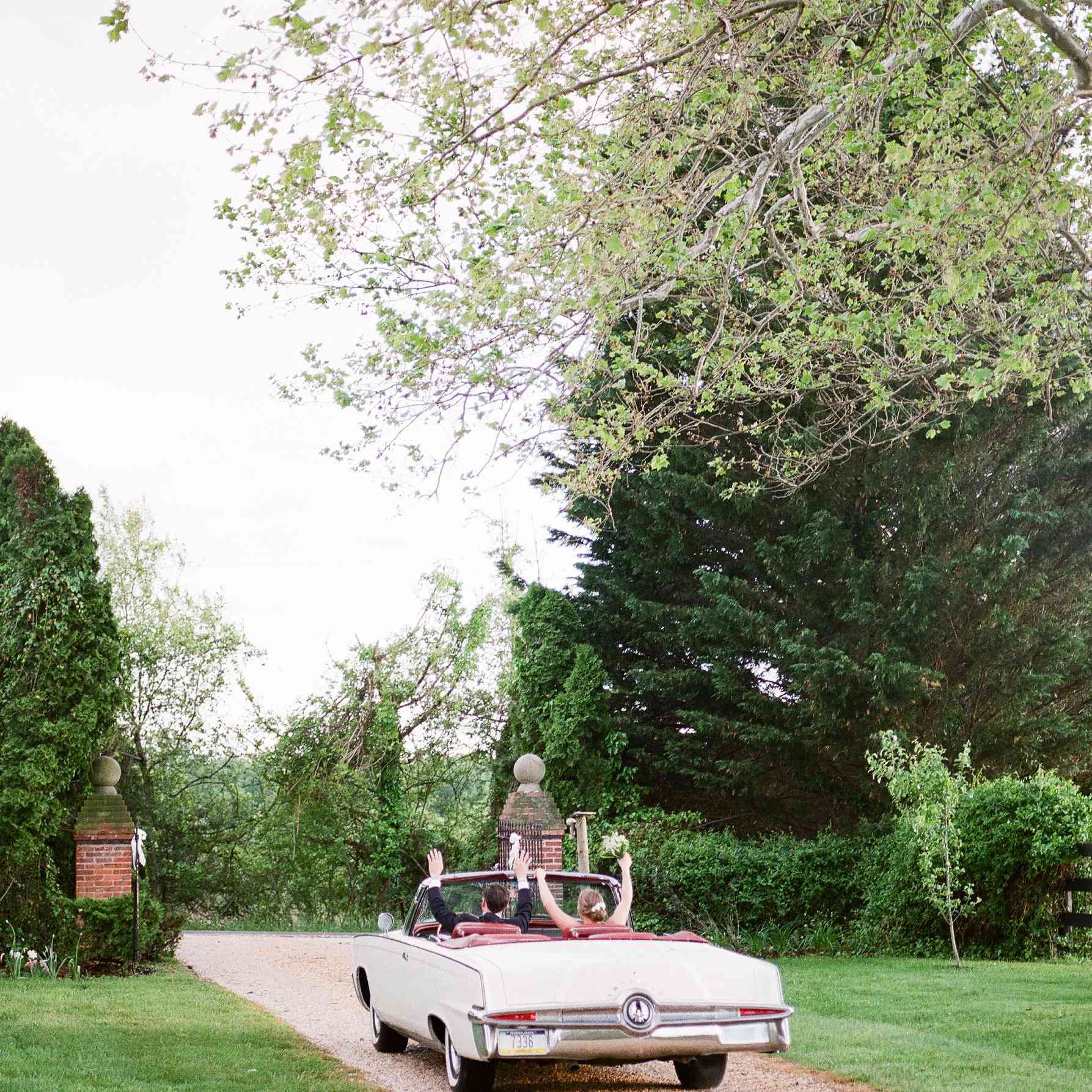 新娘和新郎在敞篷车