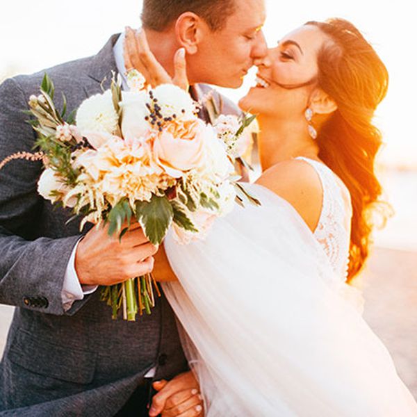 新娘和新郎手捧花束拥抱