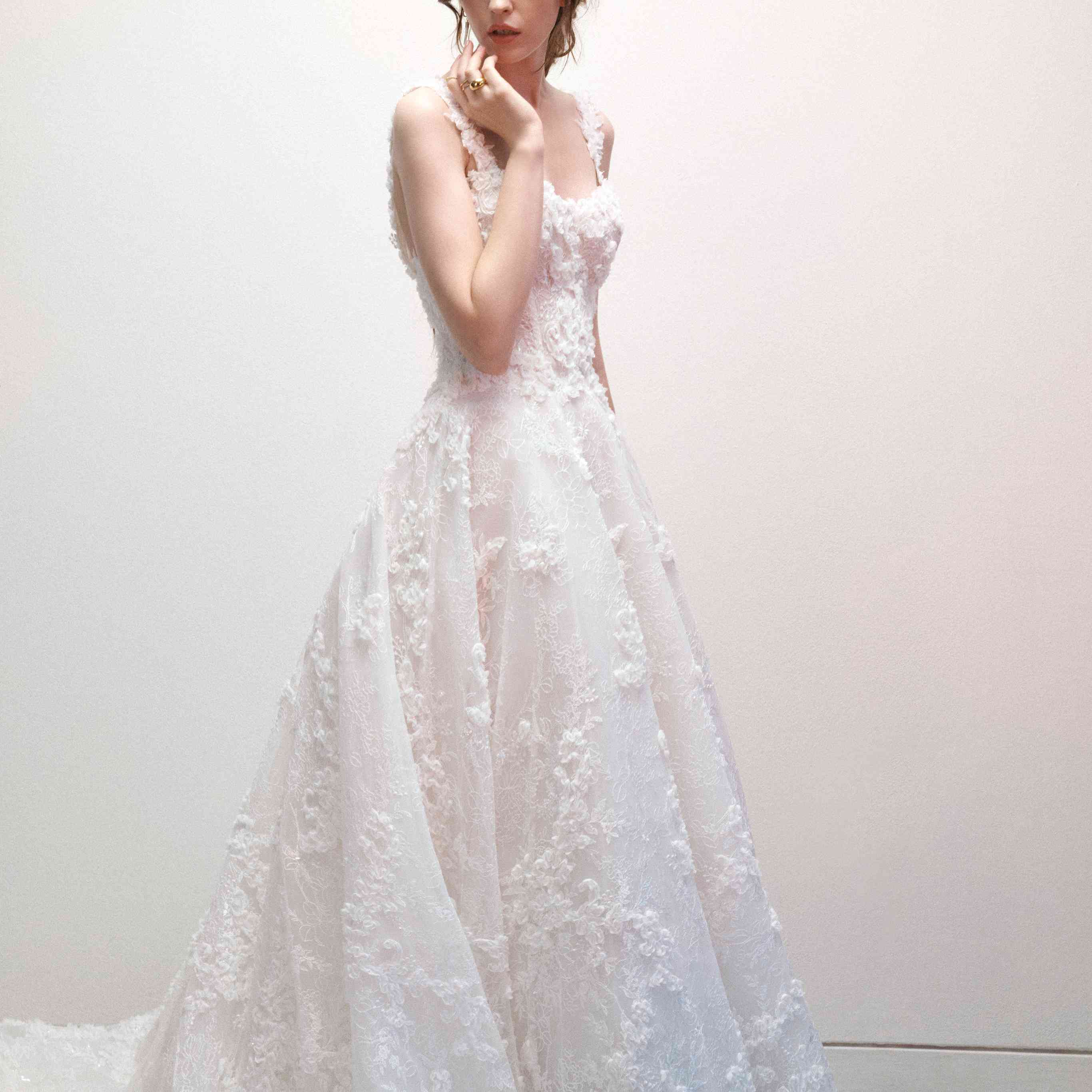 模特身着a字裙，饰有花朵图案