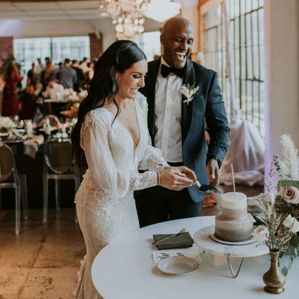 新郎新娘在婚宴上切蛋糕