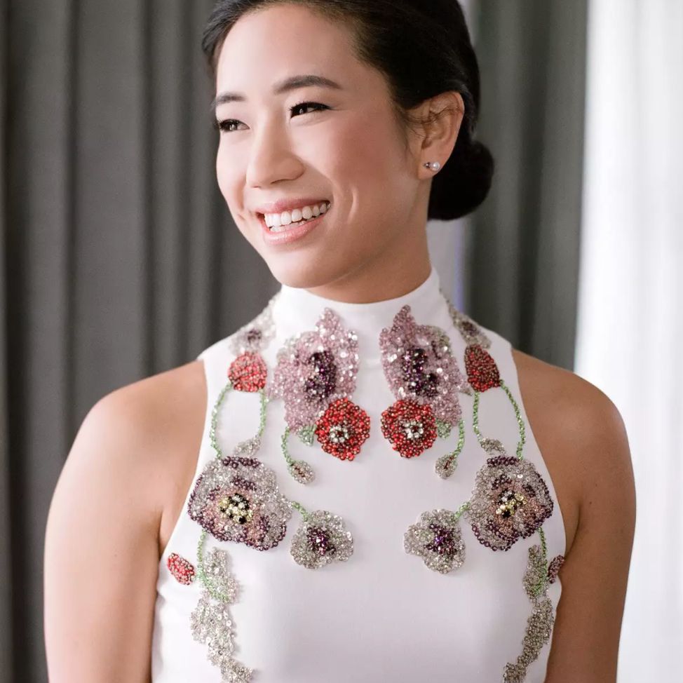 微笑的新娘穿着装饰的礼服