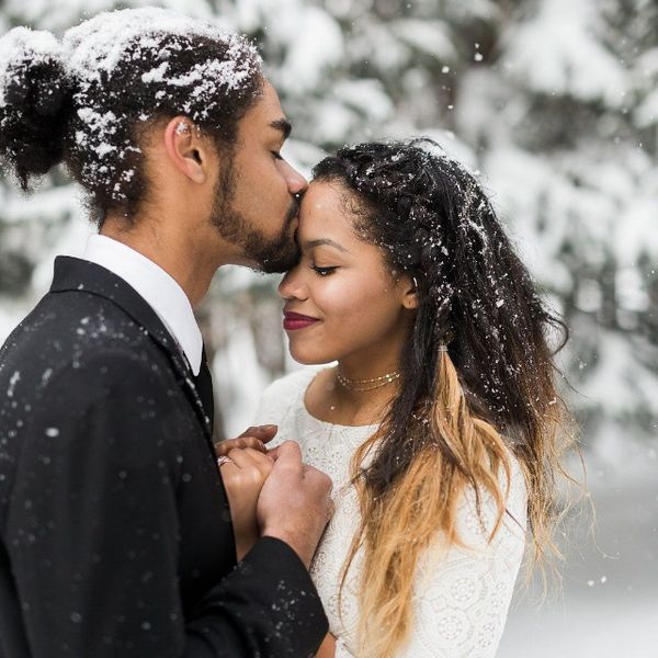 新郎在雪地里亲吻新娘的前额