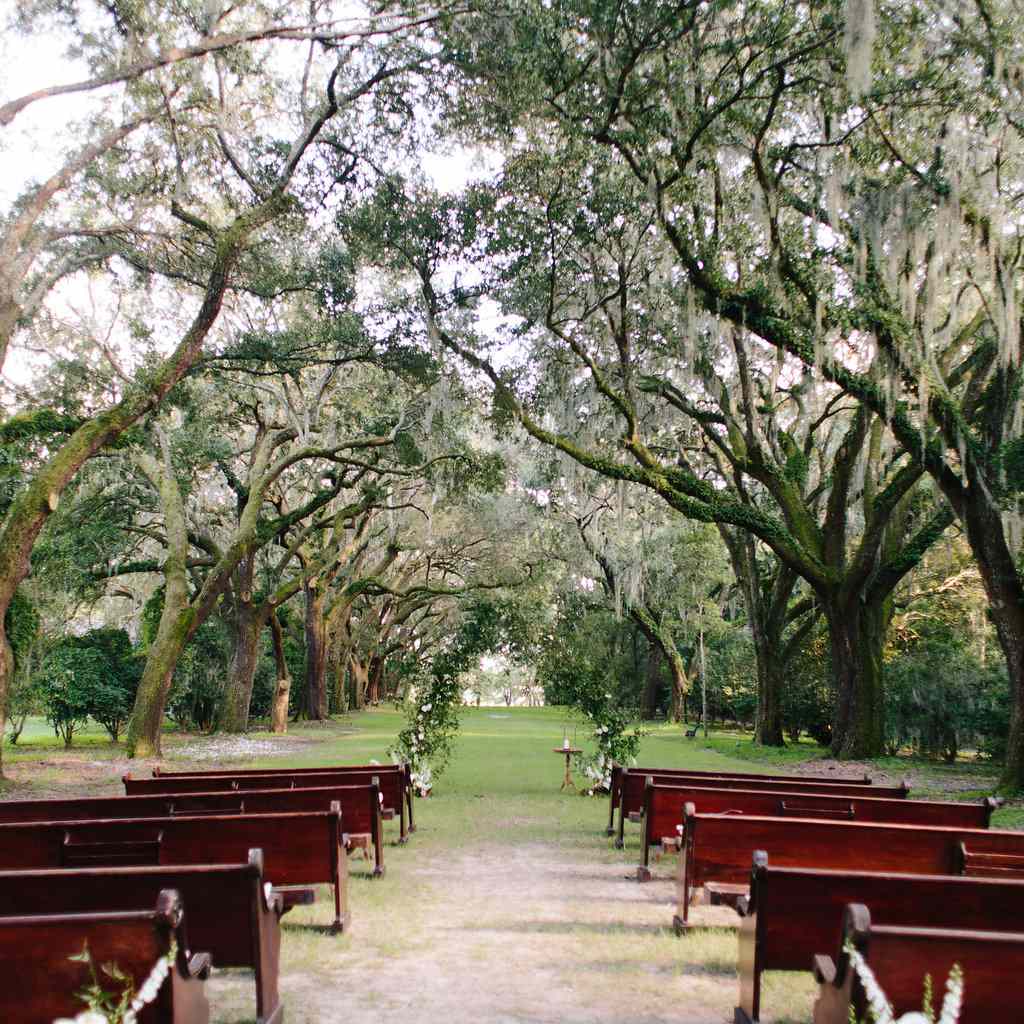 有长凳的户外仪式