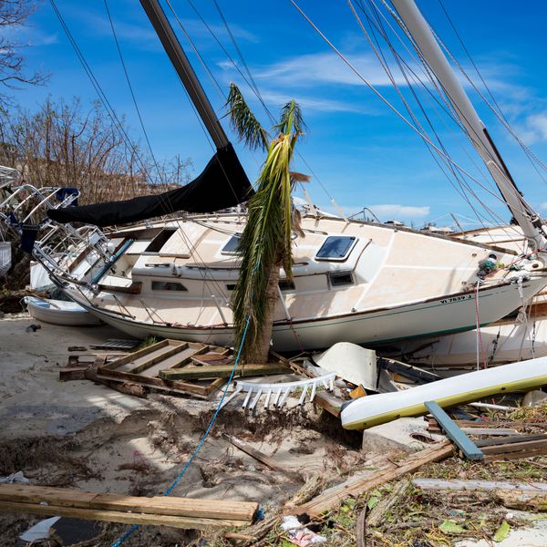 圣约翰市克鲁兹湾中心海岸线上的帆船”class=