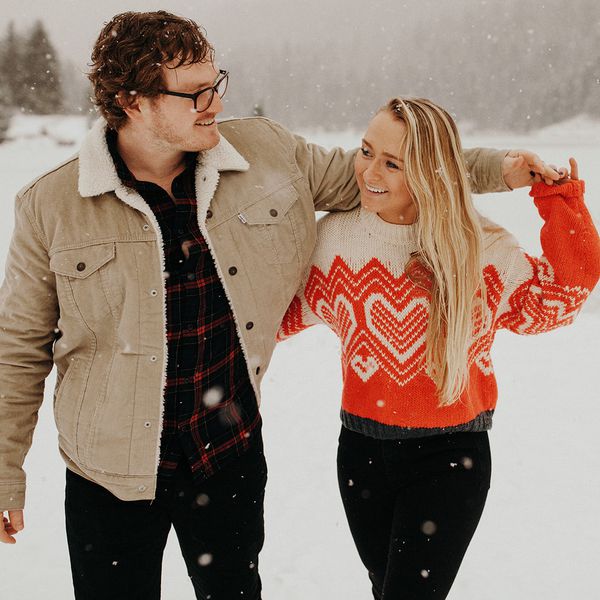 雪中漫步的情侣