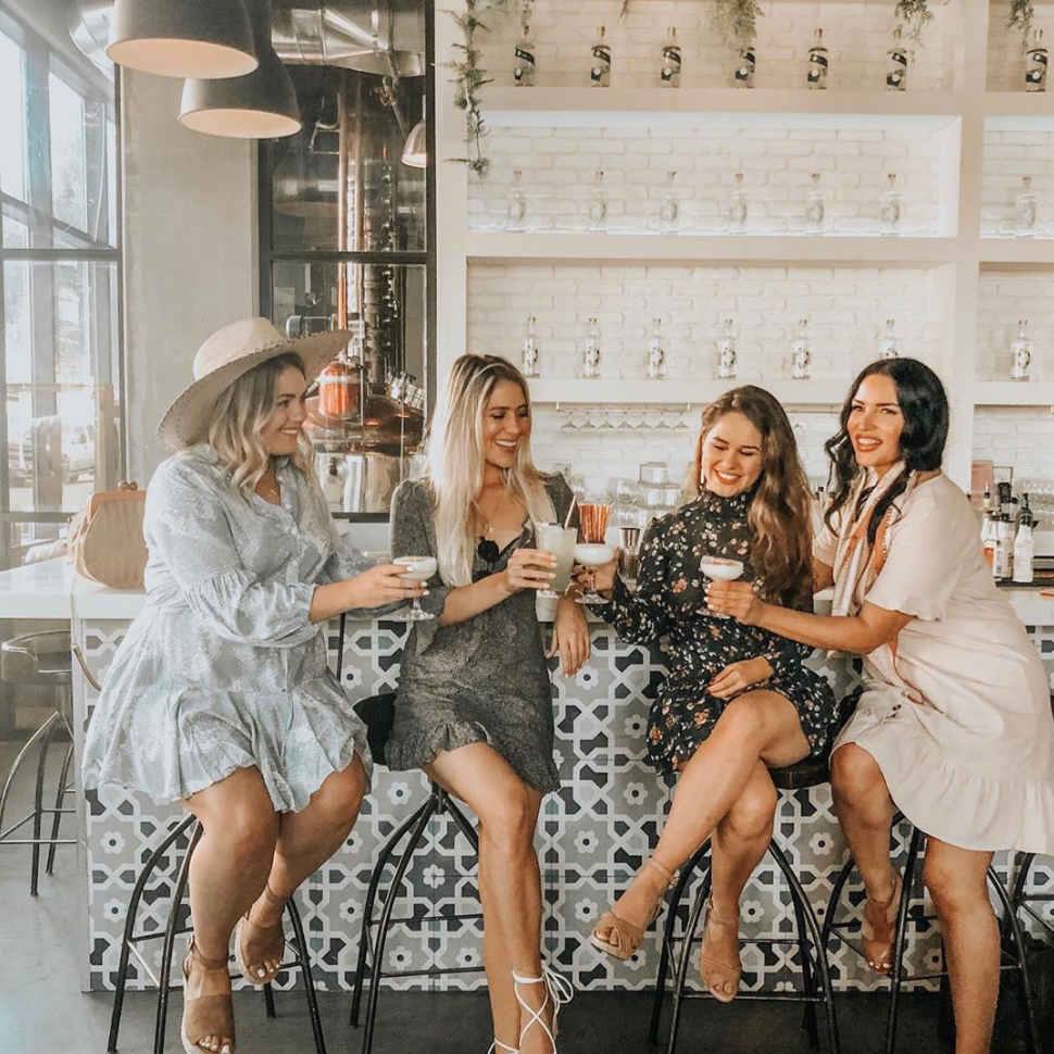 女孩们在酒吧里喝鸡尾酒