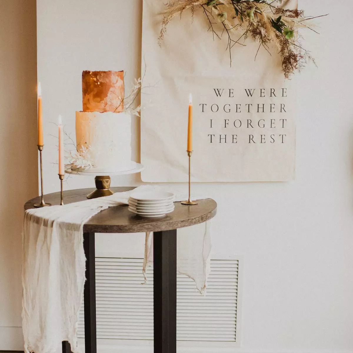 与横幅的蛋糕桌