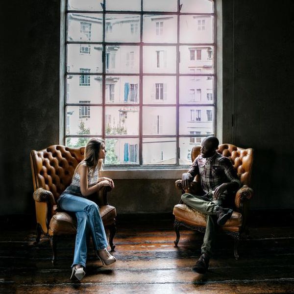 一个男人和一个女人在谈话。