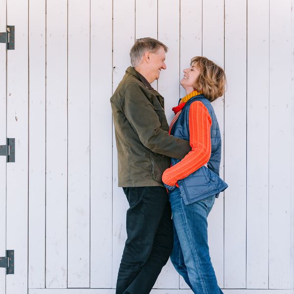 年长的夫妇拥抱