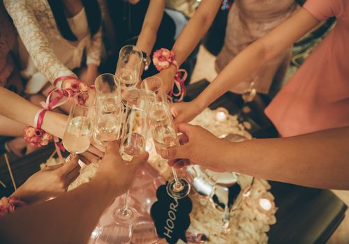 妇女在新娘送礼香槟祝酒