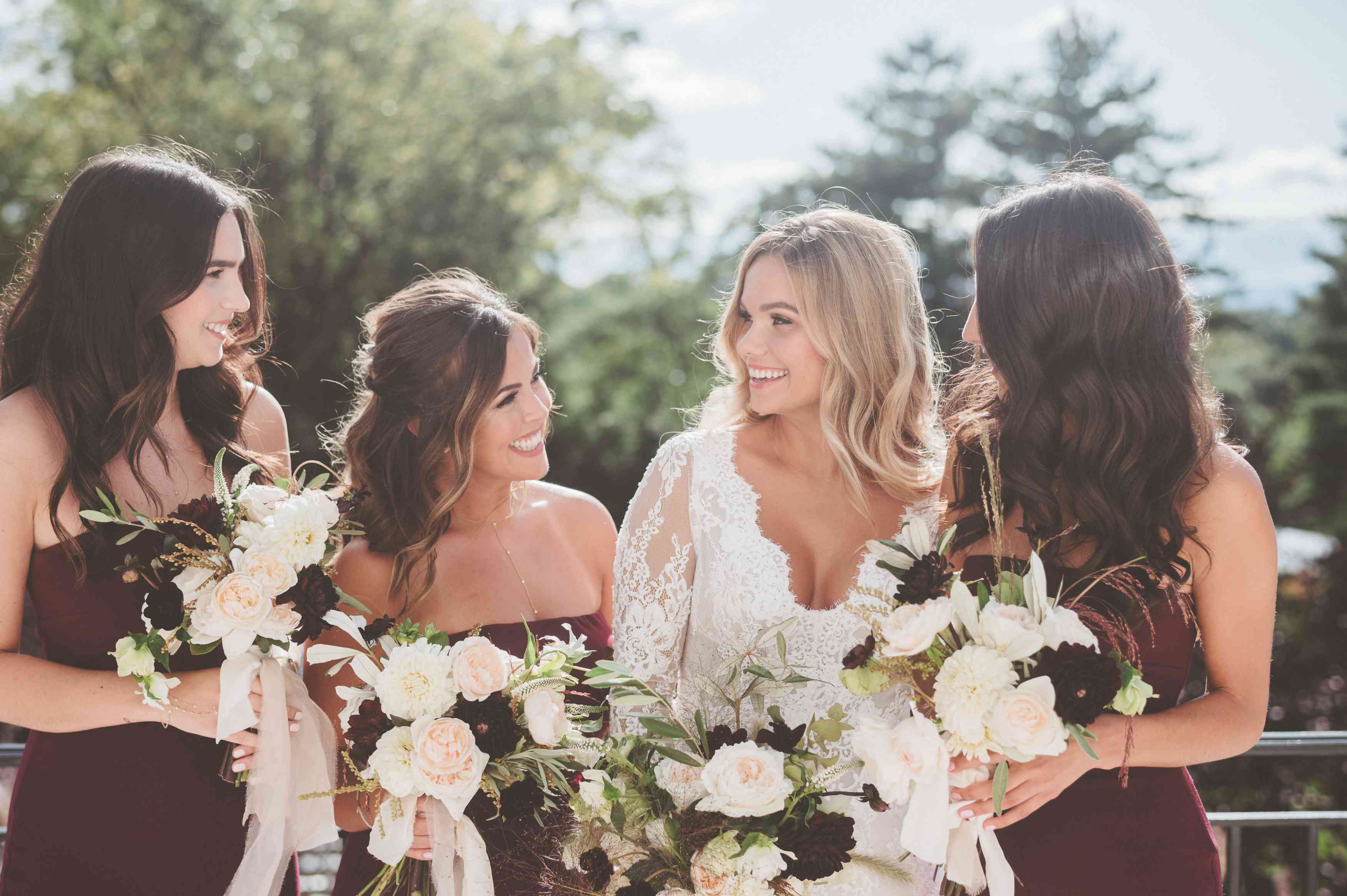 与她的伴娘新娘