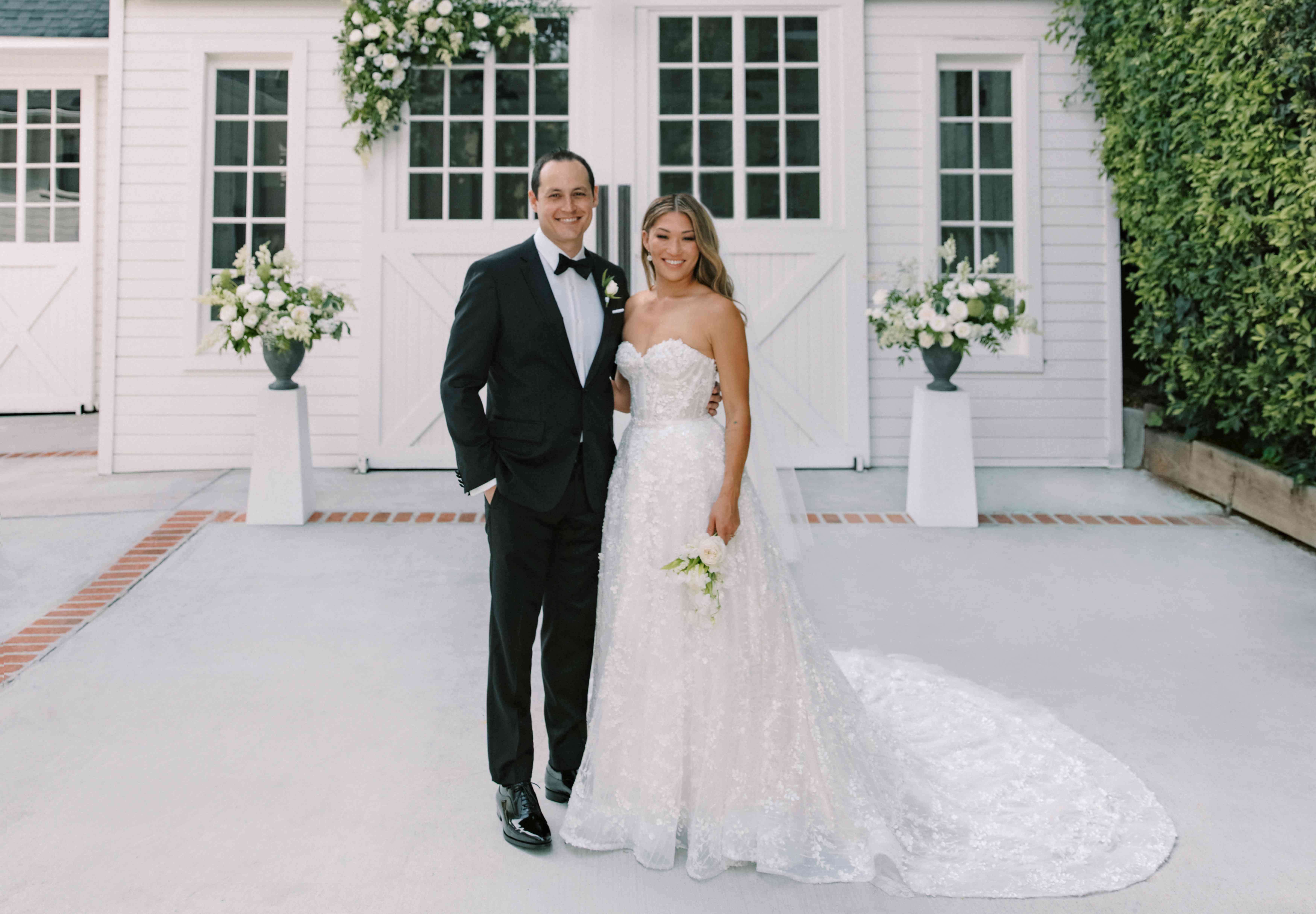 Jenna Ushkowitz和David Stanley一起参加了他们的婚礼