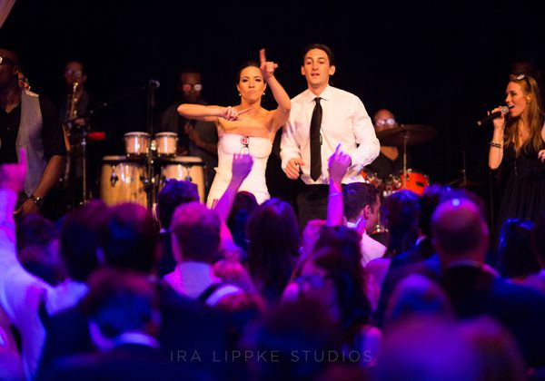 新娘和新郎跳舞