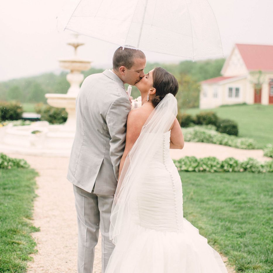 新娘和新郎接吻