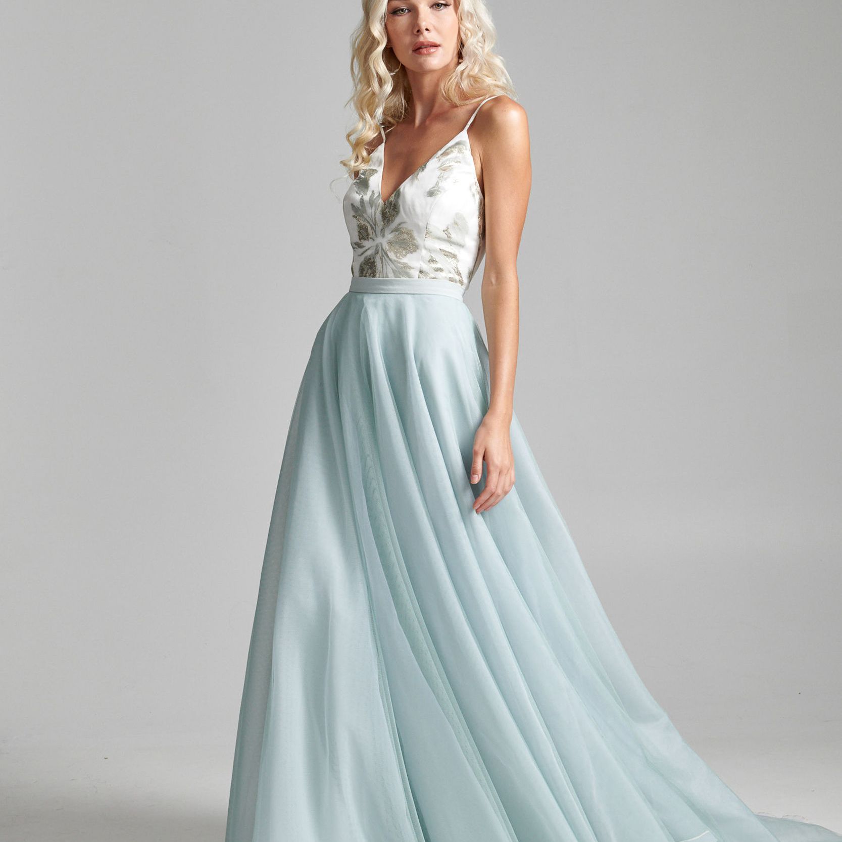 模特穿着印花薄带上衣和蓝色薄纱裙