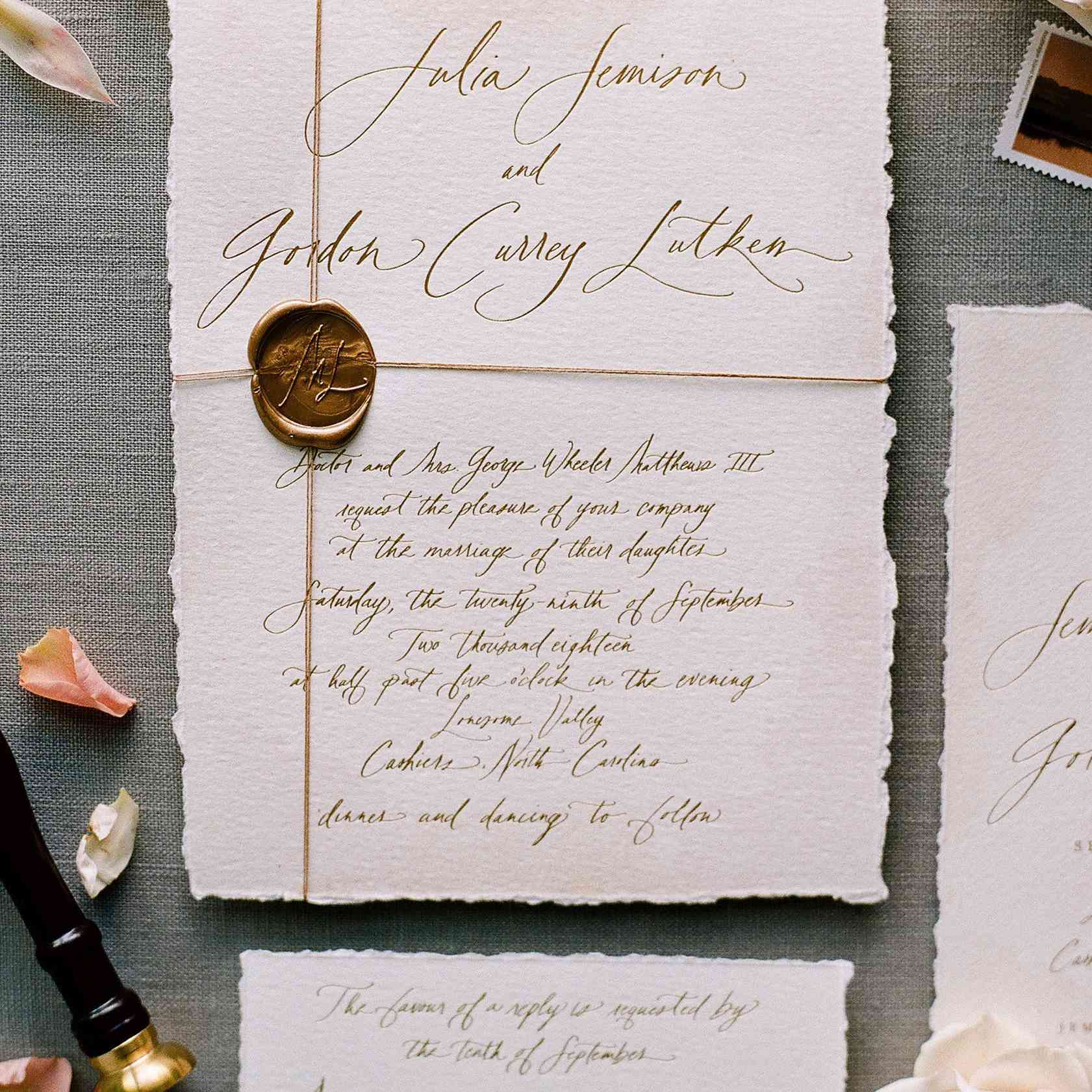 有金字和印章的婚礼请柬