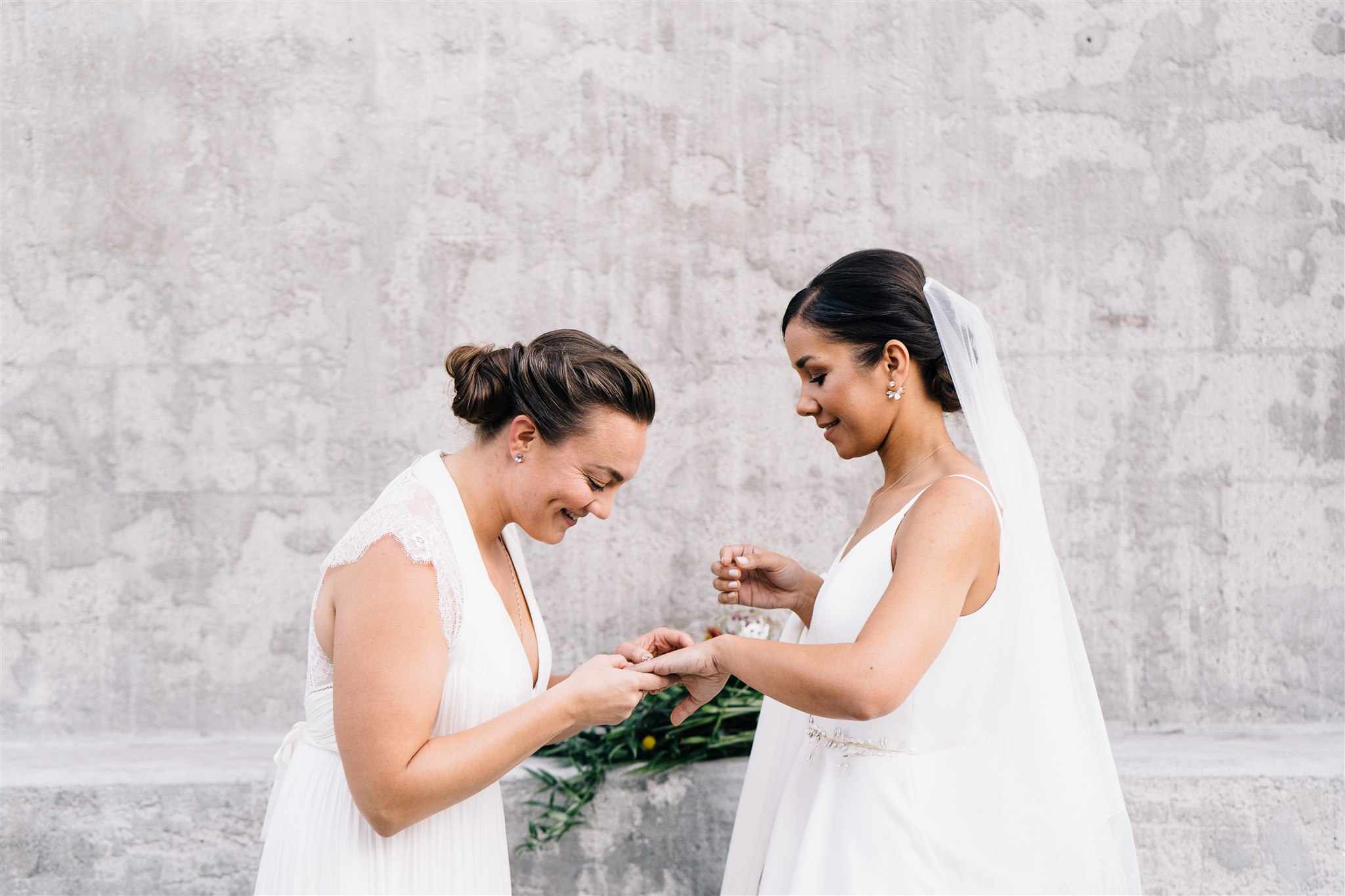 新娘看着妻子的戒指