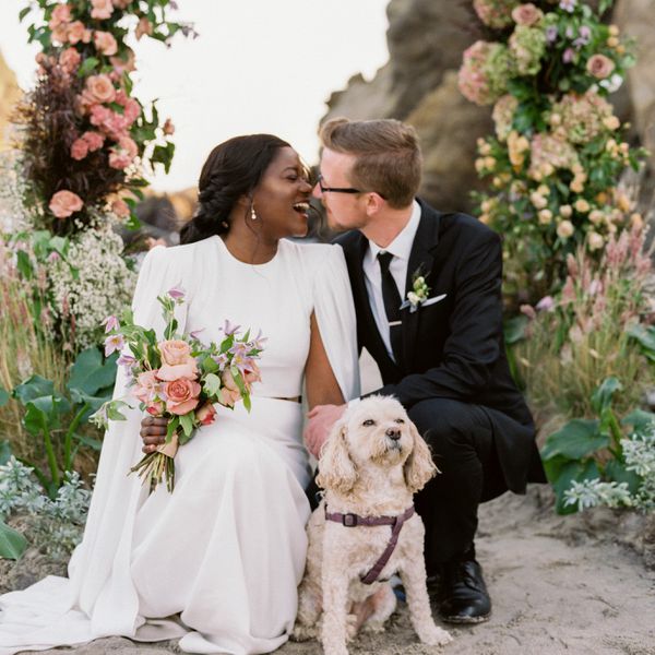 新娘和新郎带着狗