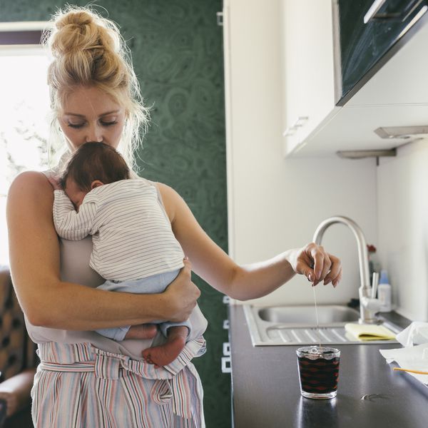 母亲在厨房里的婴儿