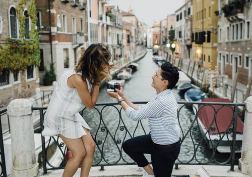 单膝求婚的女人