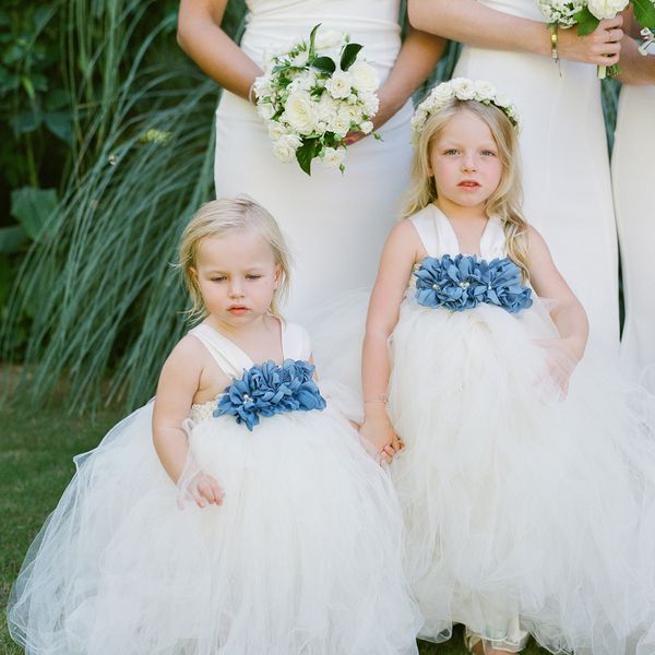 穿着薄纱裙的花童