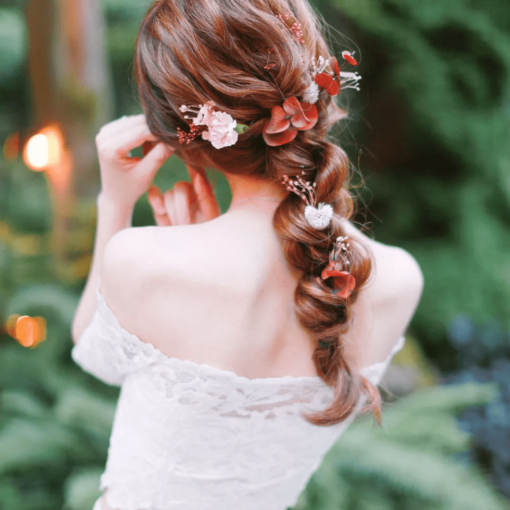 新娘与花饰钉绳编织