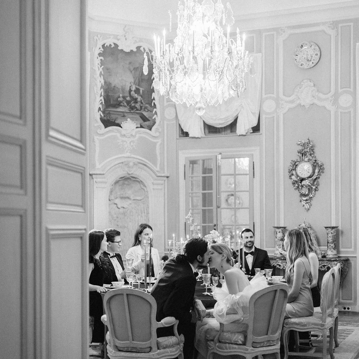 情侣在接待处接吻