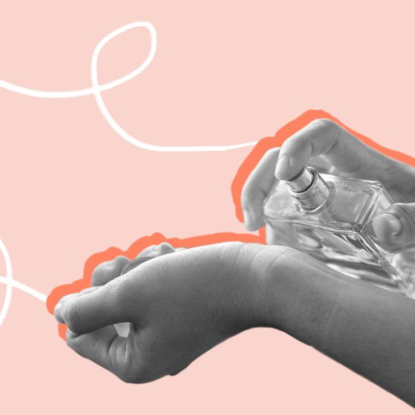 这是一张粉红色背景下，双手向手腕喷香水的合成照片。