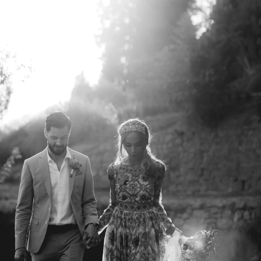 新娘穿着印花婚纱，新郎穿着印花婚纱